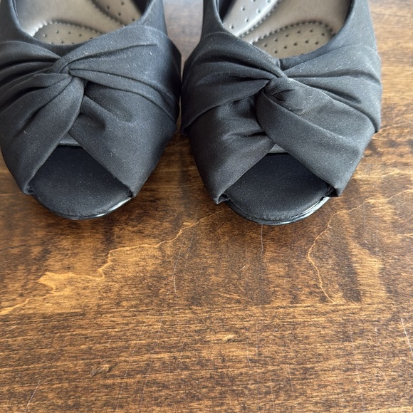 Coach and Four Women's Black Peep Toe Black Slip-On Pumps Size 8 - Picture 2 of 8